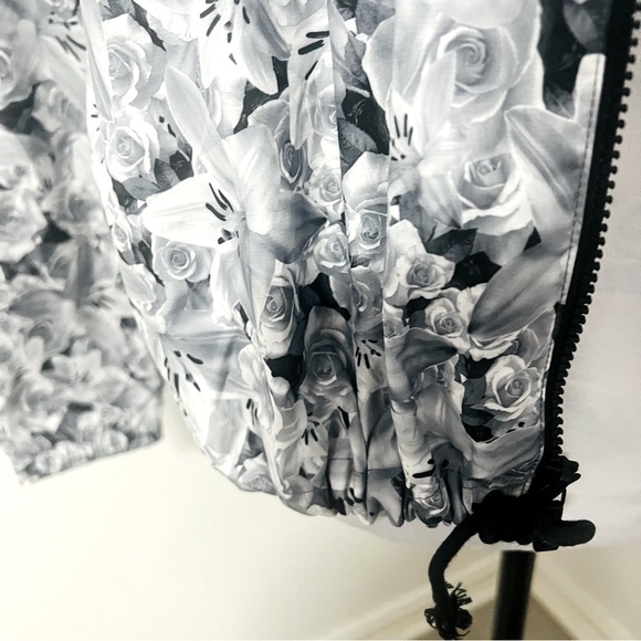 Nike Women’s Oversized Medium Floral Black and White Windbreaker Running Jacket - Picture 3 of 13